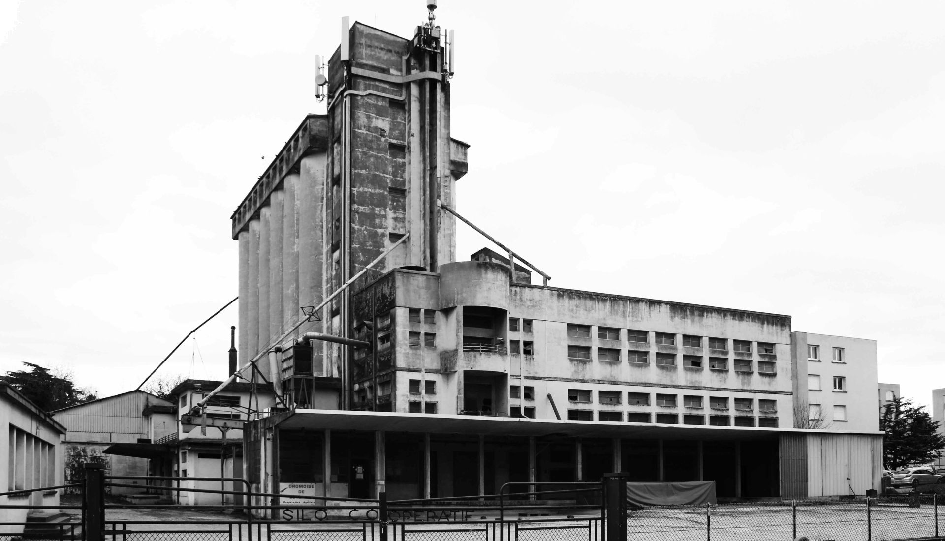 LE SILO-CATHÉDRALE  DE CREST, EMBLÈME D'UN PATRIMOINE EN PÉRIL