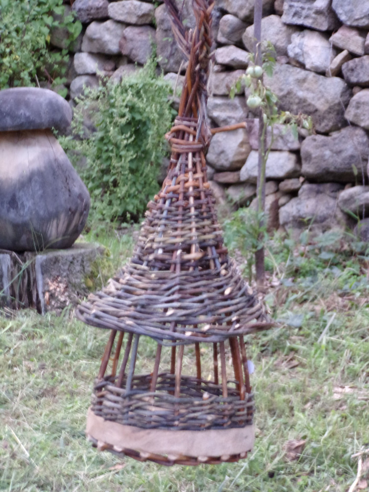 FABRICATION D'UNE MANGEOIRE A OISEAUX EN OSIER